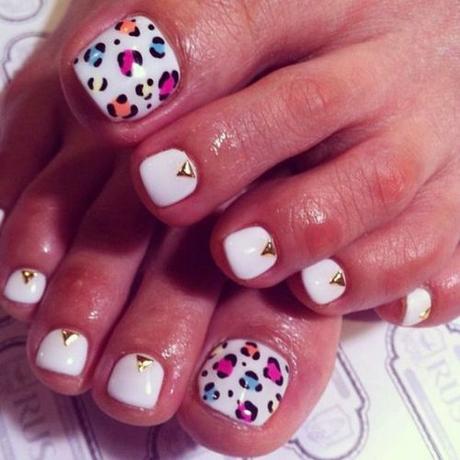 toe nail art white