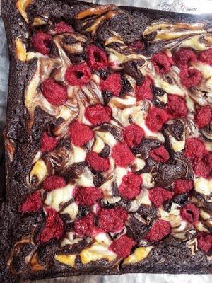 Brownie con queso y frambuesas Brownie con queso y frambuesas