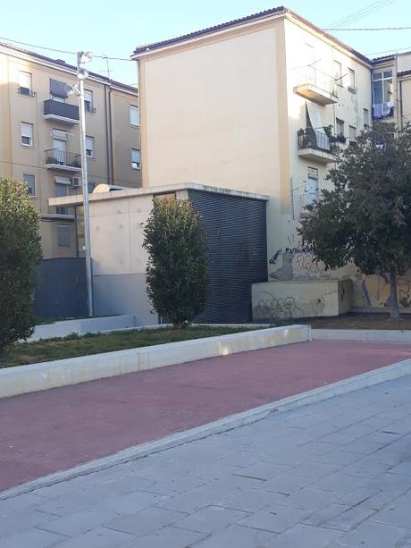 Plaza Enric Valor i Vives  {Del desaparecido Colegio de la Uxola}