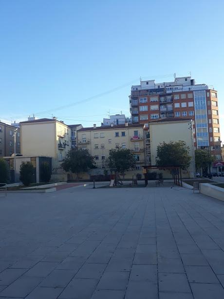 Plaza Enric Valor i Vives  {Del desaparecido Colegio de la Uxola}