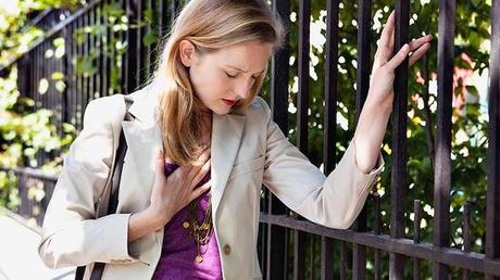 La tos, las sibilancias y la falta de aliento son síntomas comunes de la EPOC.