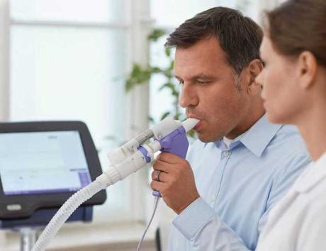 La espirometría es un tipo de prueba de función pulmonar y ayuda a determinar qué tan bien están funcionando los pulmones de una persona.