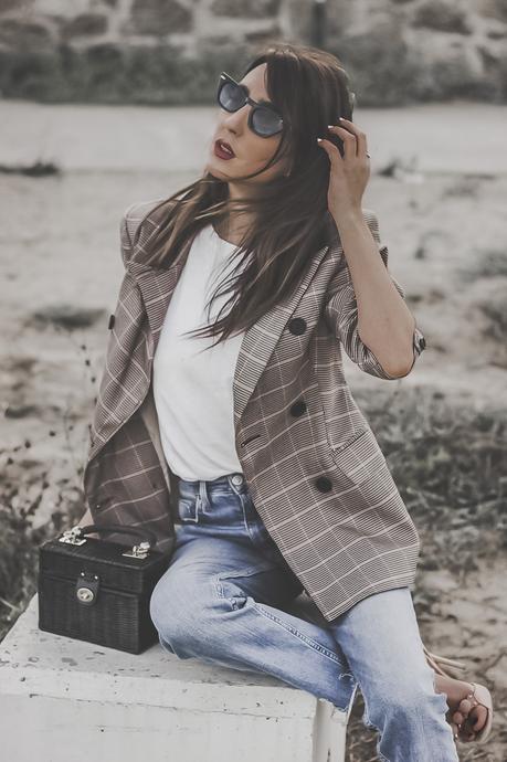 CÓMO COMBINAR UNA CAMISETA BLANCA BÁSICA + LOOKBOOK checked blazer