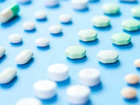 Un médico puede prescribir medicamentos para tratar la inflamación