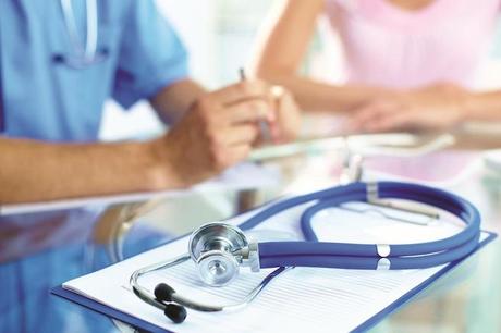 Un médico puede explicar los riesgos y beneficios potenciales de la cirugía de colitis ulcerosa