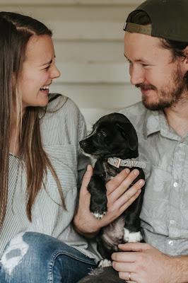 Pareja sosteniendo a su cachorrito