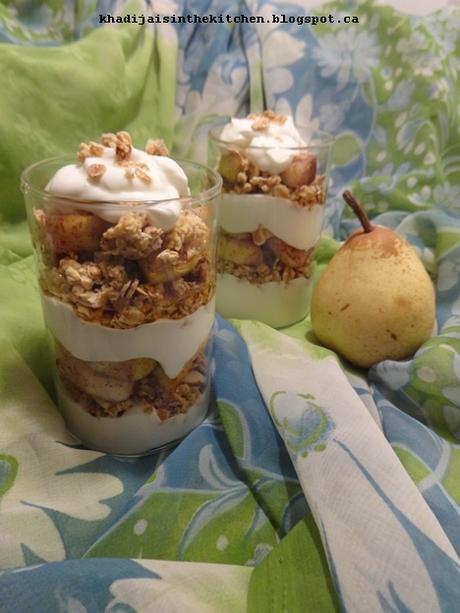 PARFAIT AU YAOURT GREC ET À LA POIRE / PEAR AND GREEK YOGURT PARFAIT / PARFAIT CON YOGUR GRIEGO Y PERA / بارفيه بالزيادي اليوناني و الاجاص