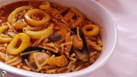 Guiso de mariscos con fideos