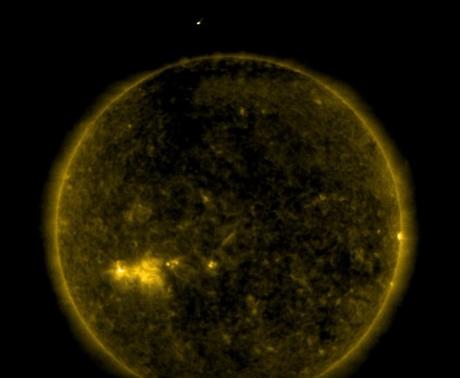 Enorme OVNI es fotografiado en el Sol por la sonda SOHO