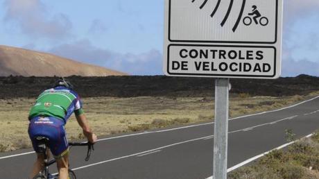 Un ciclista se disfraza de superman y hace saltar un radar de velocidad
