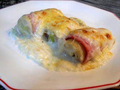 Puerros con queso y jamón york gratinados con bechamel