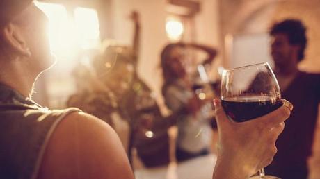 El consumo excesivo de alcohol en forma regular puede llevar indirectamente a la EPOC