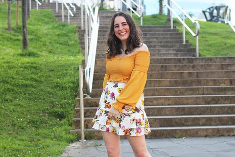 Croptop mostaza y mini falda de flores