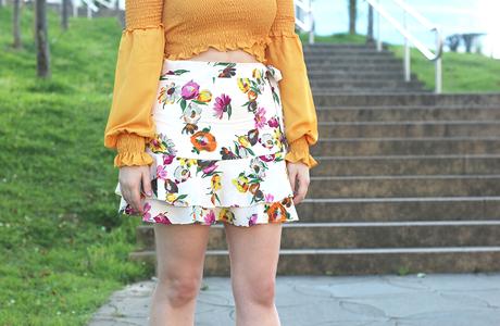 Croptop mostaza y mini falda de flores