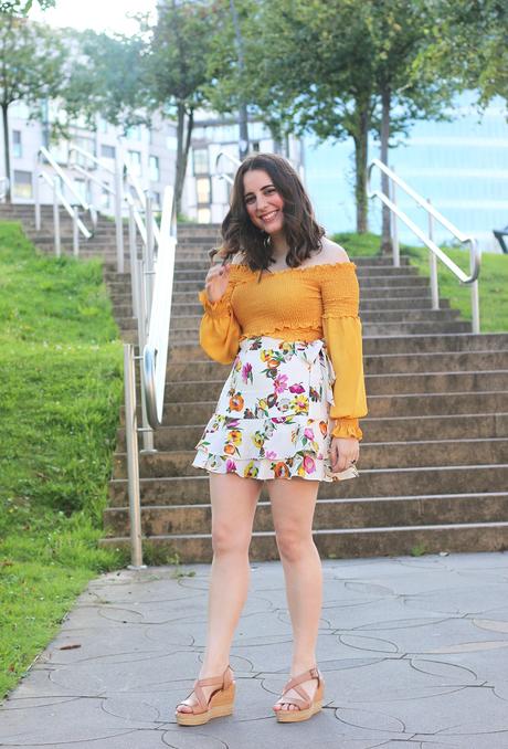 Croptop mostaza y mini falda de flores Croptop mostaza y mini falda de flores