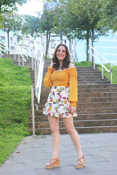 Croptop mostaza y mini falda de flores