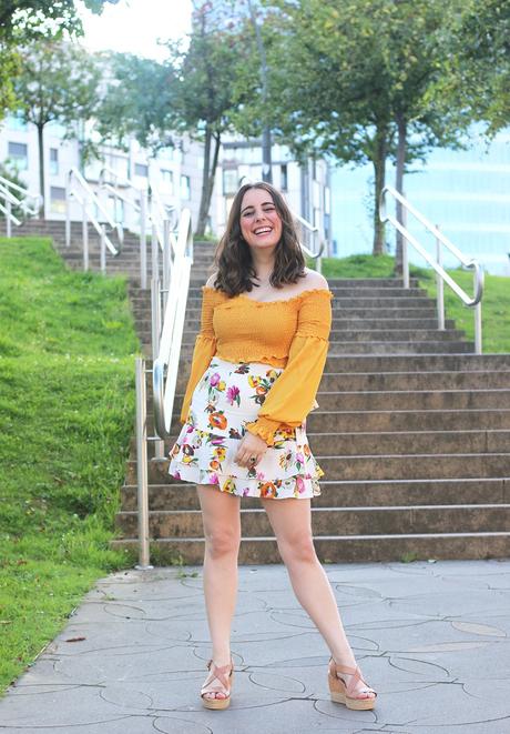 Croptop mostaza y mini falda de flores