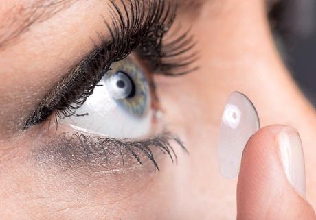 El uso de lentes de contacto puede aumentar el riesgo de desarrollar ptosis
