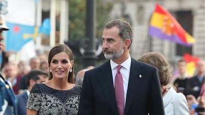 Dos estudiantes premiados por la Universidad de Oviedo dan plantón a Felipe VI.