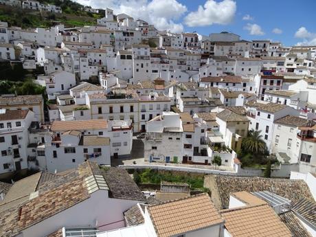 Setenil de las Bodegas, un pueblo blanco bajo la roca que desafía la lógica. Setenil de las Bodegas, un pueblo blanco bajo la roca que desafía la lógica.