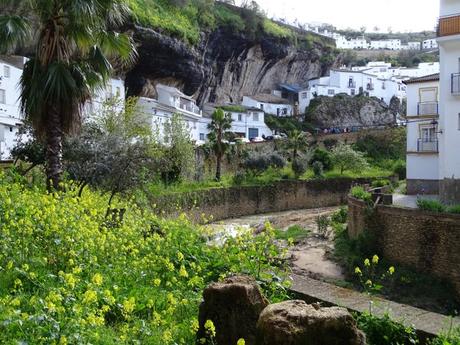 Setenil de las Bodegas, un pueblo blanco bajo la roca que desafía la lógica.