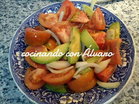 Ensalada de Tomate, aguacate y cebolla