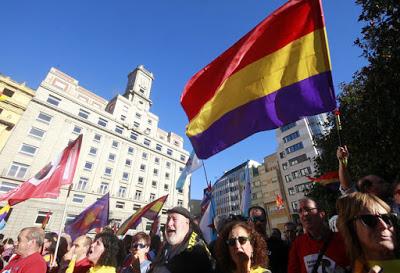 Pascual Sala dice “no” al delito de rebelión.  Una escoba o unos diplomas dicen 'no' al Borbón. Y el rey baja al metro Sol y sube al teatro Campoamor.