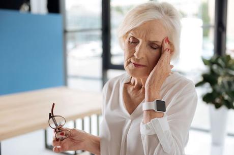 ¿Cuáles son los signos y síntomas de la artritis reumatoide? Además del dolor en las articulaciones, una persona con AR puede tener fiebre y cansancio
