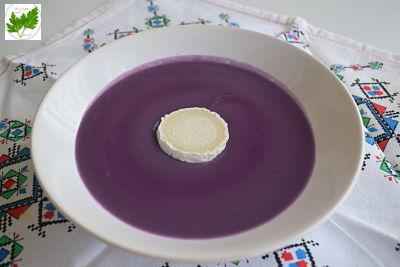 Crema de Lombarda y Patatas Violetas con Queso de Cabra