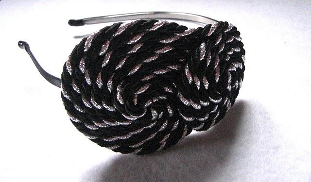 Diadema negra y plata.