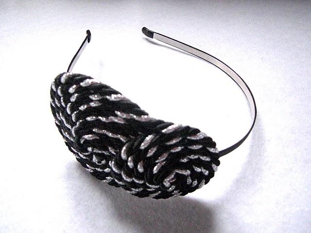 Diadema negra y plata.