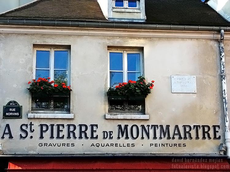 Fachada de casa con ventanas y flores en el barrio de Montmartre de París, Francia