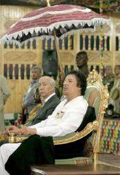 Muammar el Gaddafi celebra ayer el Día de la Revolución libia acompañado del primer ministro marroquí, Driss Jettu. (Foto de EFE)