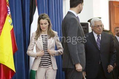 Los Príncipes de Asturias llegan a Palestina. El look de Dña. Letizia