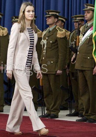 Los Príncipes de Asturias llegan a Palestina. El look de Dña. Letizia