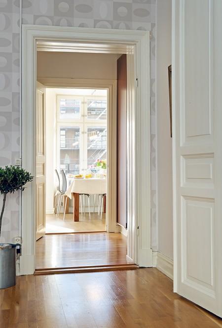 vintage y country en la decoracion sofa blanco shabby chic papel de pared tonos suaves estilo nórdico estilo minimalista en interiores diseño escandinavo delikatissen blog decoración pisos pequeños decoración en blanco decoración de interiores cocina moderna cocina blanca cestillos para revistas 