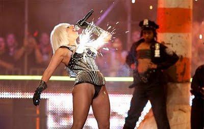Gaga se cae en un concierto