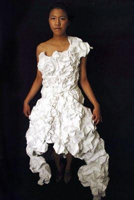 El vestido flor de papel reciclado