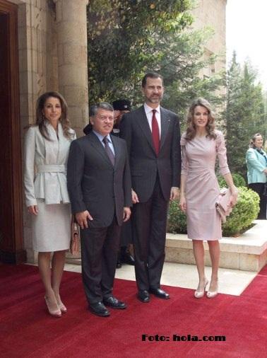 Los Príncipes de Asturias en Jordania. Letizia vs. Rania. Analizamos su look. Vota a tu preferida