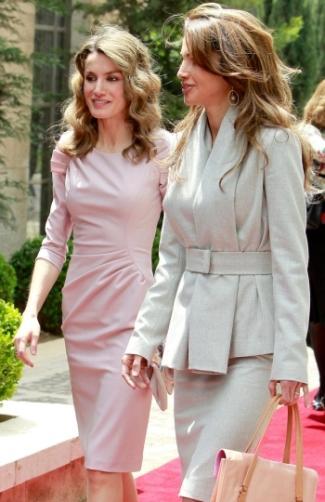 Los Príncipes de Asturias en Jordania. Letizia vs. Rania. Analizamos su look. Vota a tu preferida