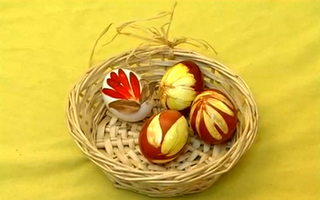 Cómo decorar huevos de pascua con ingredientes naturales