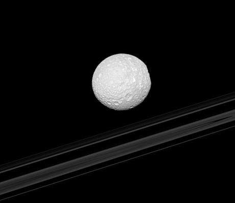 Vista de perfil del Cráter Herschel en Mimas