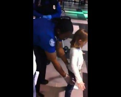 Polémica en EE UU por las imágenes de una niña  cacheada en un aeropuerto