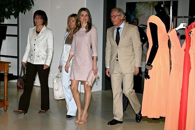 Letizia visita Mango con un vestido muy sixtie