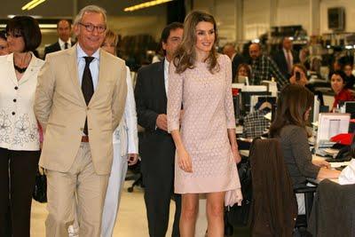 Letizia visita Mango con un vestido muy sixtie