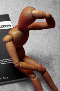 Muñeca de madera desesperada