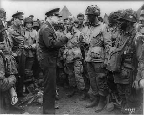 El General Dwight  Eisenhower  habla a las tropas antes del desembarco de Normandía
