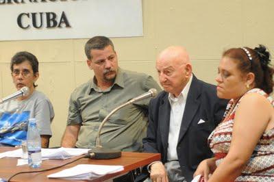 Familiares de víctimas de la voladura de avión cubano se dirigen por segunda vez a Obama