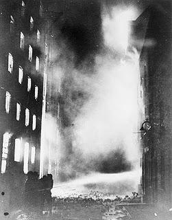Londres arde como un gigantesco brasero - 17/04/1941.