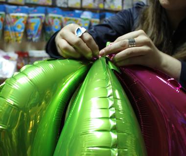 Una flor con globos curva